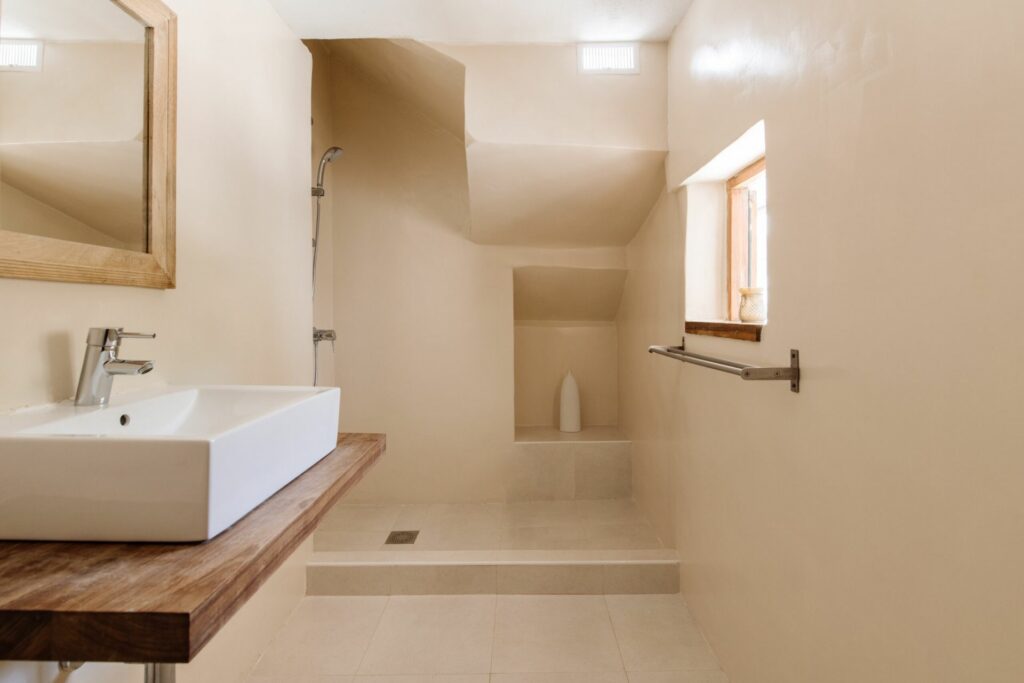 can-rosalie_bathroom-main-bedroom