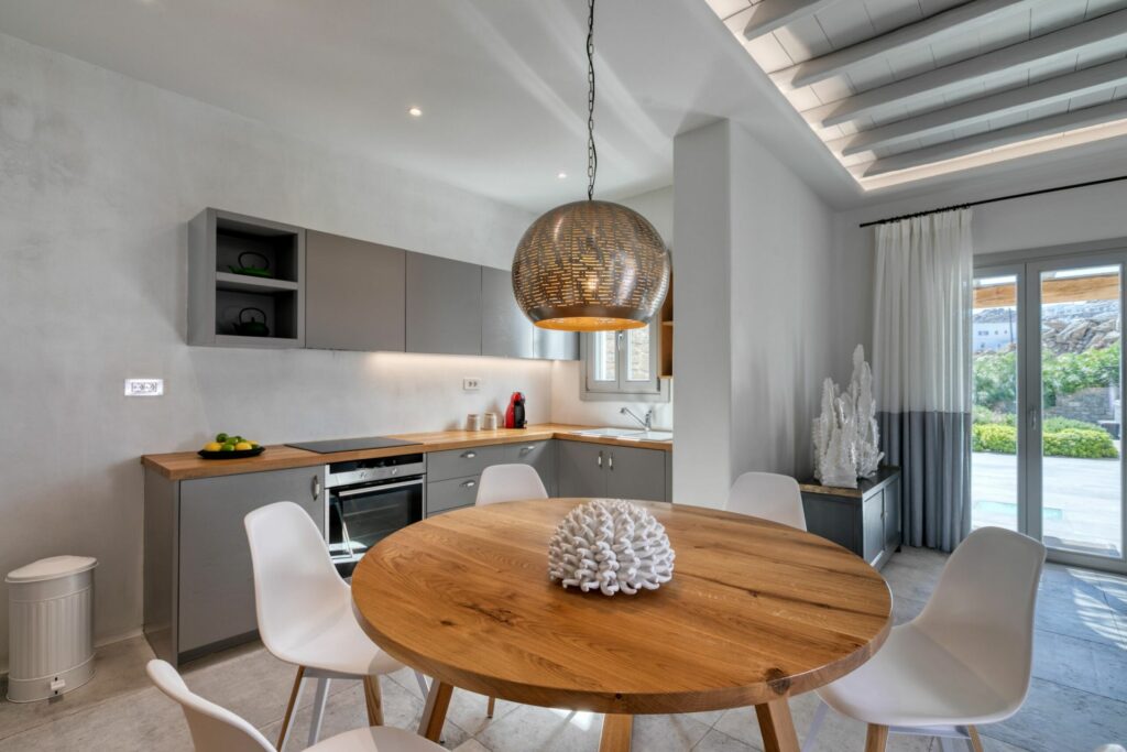 villa-taylor_14-m-three-villa-dining-area-and-kitchen-with-garden-view