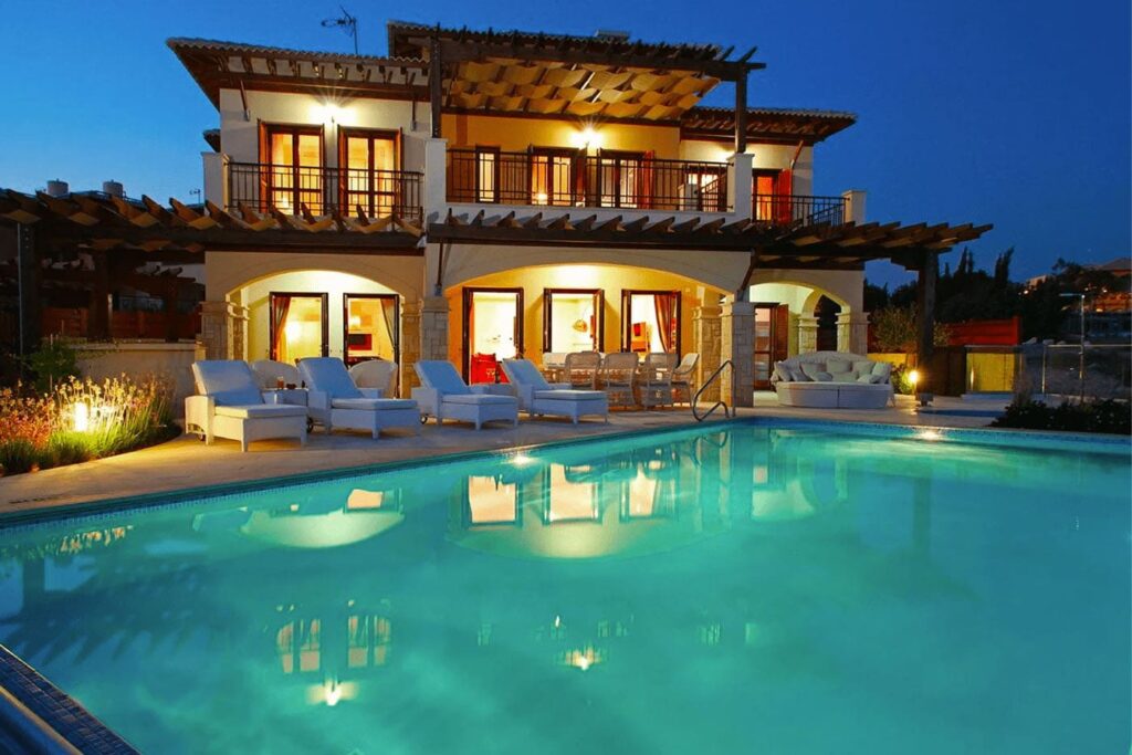 Bild Villa Mit Pool Abends