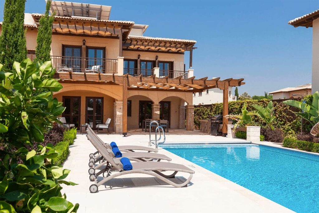 Bild Villa Mit Sonnenliege Und Pool