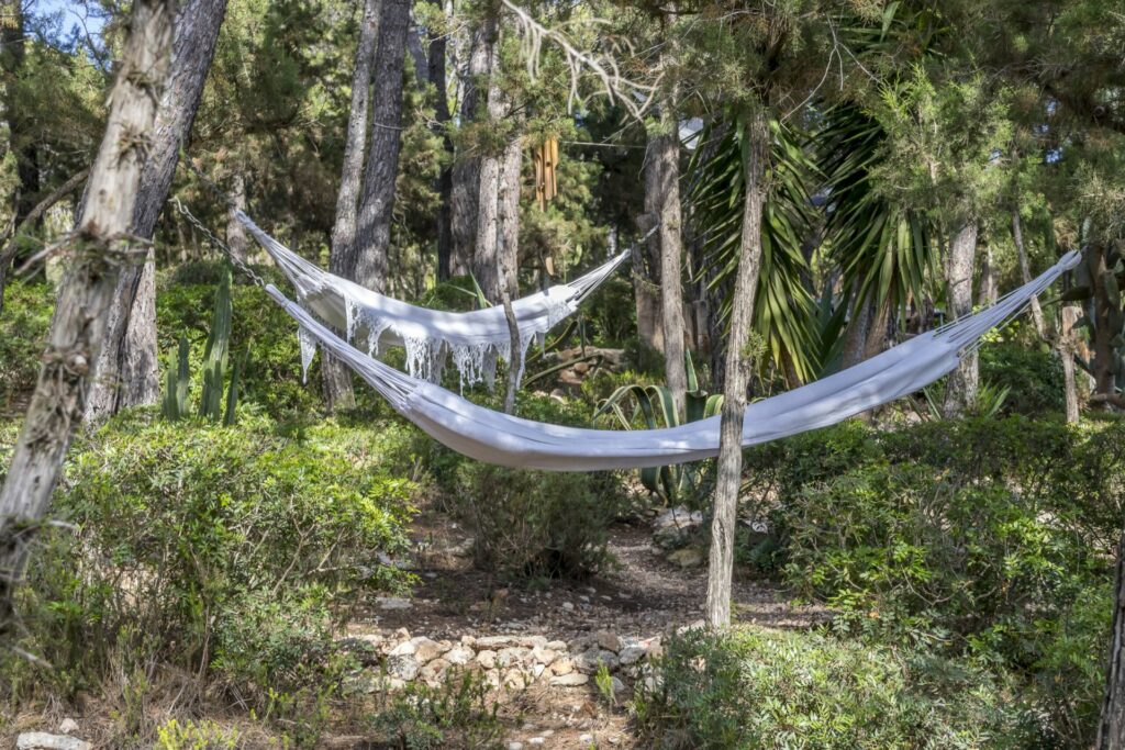 can-brynlee_garden-hammocks